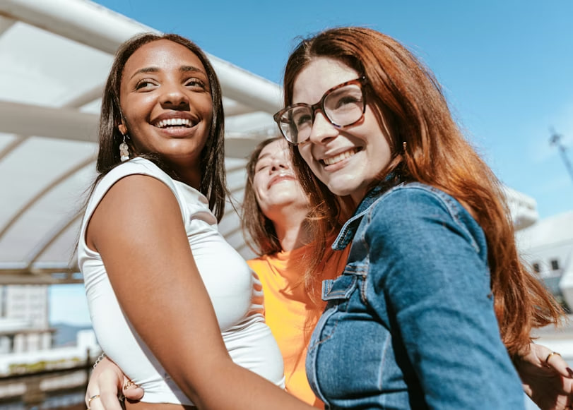 Adulti attivi che si prendono cura della propria salute visiva con uno stile di vita equilibrato